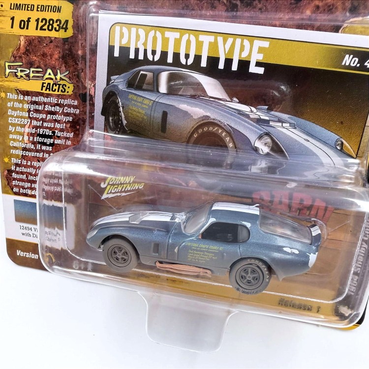Johnny Lightning Shelby 1964 Cobra Daytona Coupe 1:64 przód detal