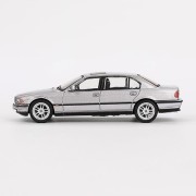 Mini GT BMW (E38) 750IL - 2000, aspen silver metallic 1:64 bok