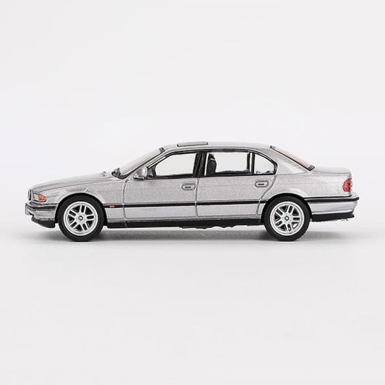 Mini GT BMW (E38) 750IL - 2000, aspen silver metallic 1:64 bok