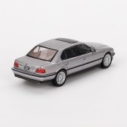 Mini GT BMW (E38) 750IL - 2000, aspen silver metallic 1:64 tył
