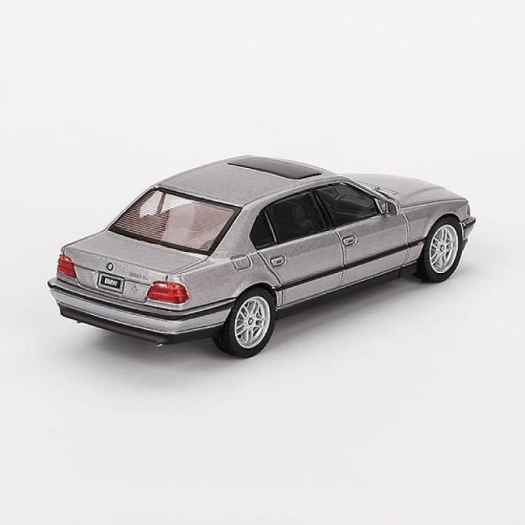 Mini GT BMW (E38) 750IL - 2000, aspen silver metallic 1:64 tył