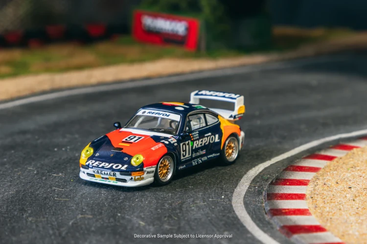 Schuco x Tarmac Works Porsche 911 GT2 24h LE MANS 1995 #91 1:64 diorama