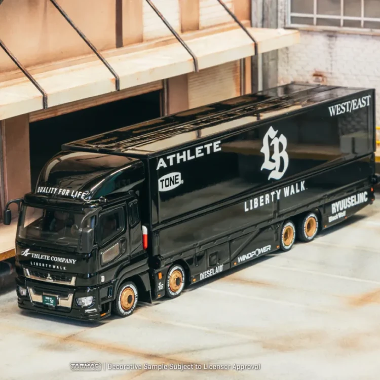 Tarmac Works Liberty Walk Mitsubishi Fuso Super Great LB-TRUCKS Black 1:64 diorama