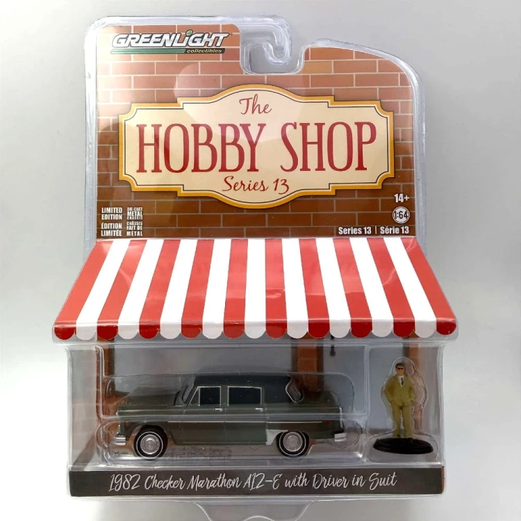 Greenlight Checker 1982 Marathon A12-E With Driver in Suit 1:64 przód