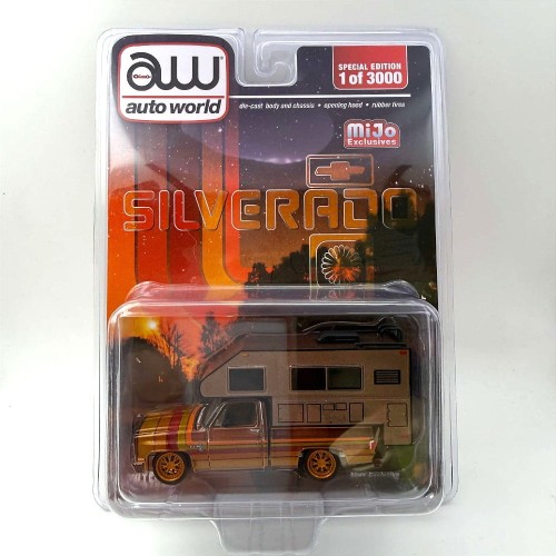 Auto World Chevy 1983 Silverado With Camper 1:64 przód