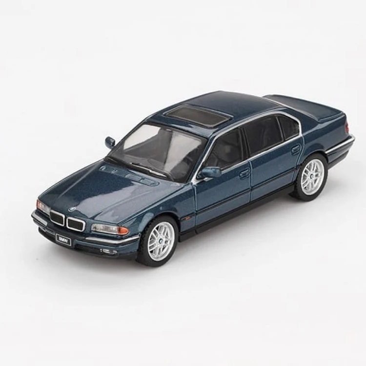 Mini GT BMW (E38) 750IL - Sorrento Blue Metallic 1:64 przód detal
