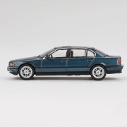 Mini GT BMW (E38) 750IL - Sorrento Blue Metallic 1:64 bok