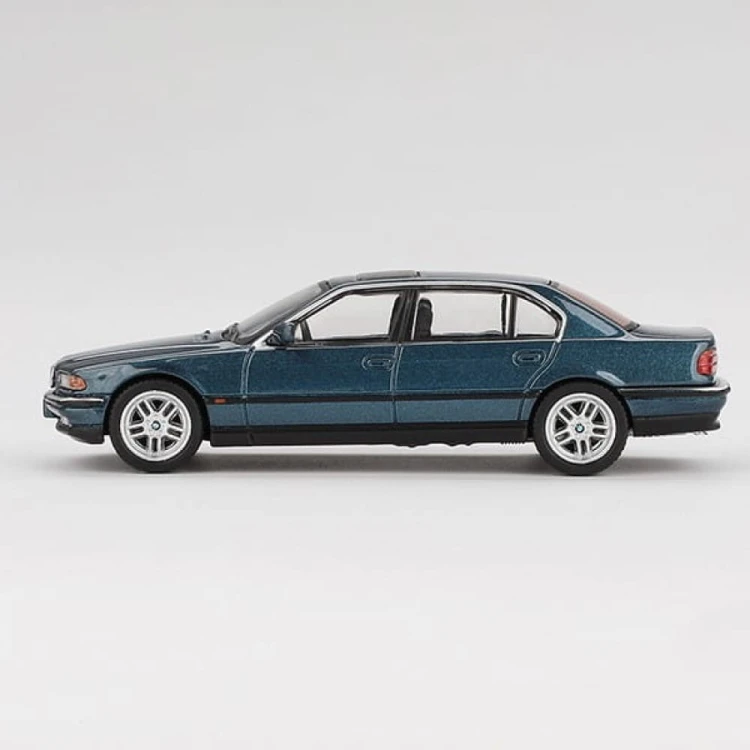 Mini GT BMW (E38) 750IL - Sorrento Blue Metallic 1:64 bok