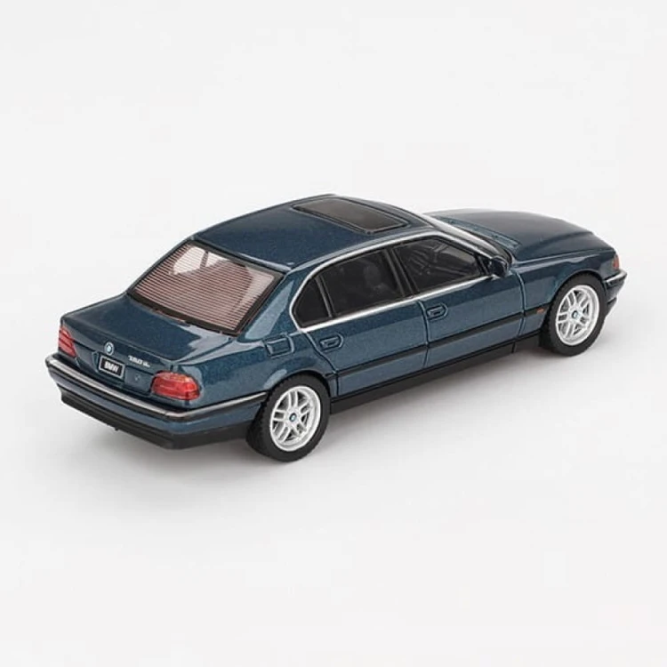 Mini GT BMW (E38) 750IL - Sorrento Blue Metallic 1:64 tył