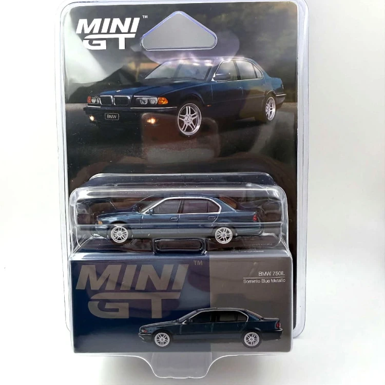 Mini GT BMW (E38) 750IL - Sorrento Blue Metallic 1:64 przód