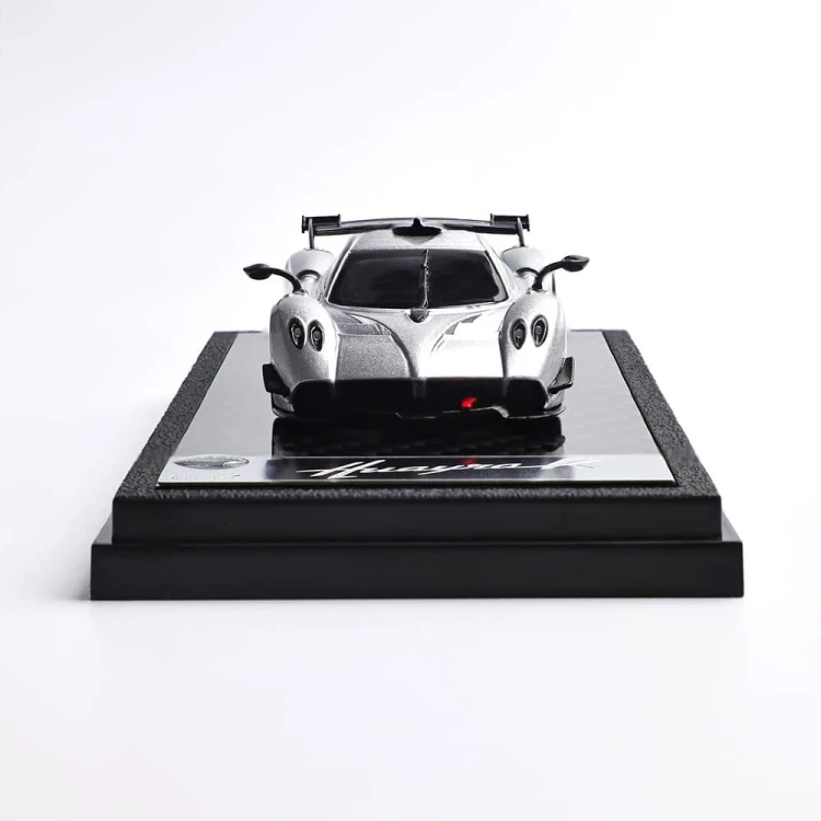 LCD Model PAGANI HUAYRA R SILVER 1:64 przód detal