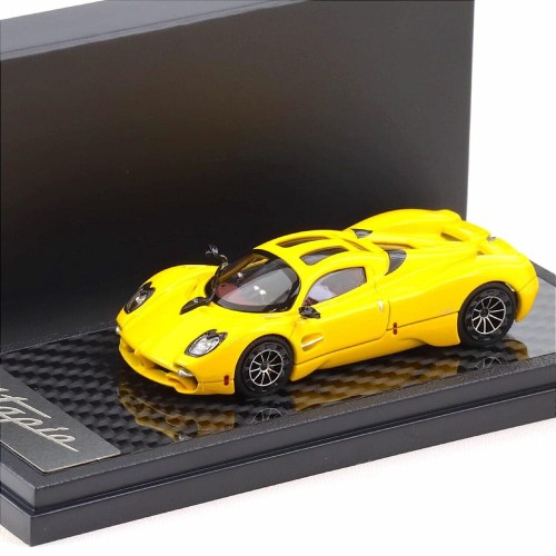 LCD Model Pagani Utopia Yellow 1:64 przód