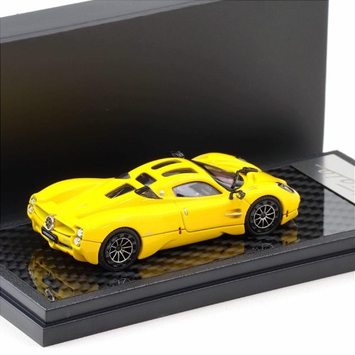 LCD Model Pagani Utopia Yellow 1:64 tył