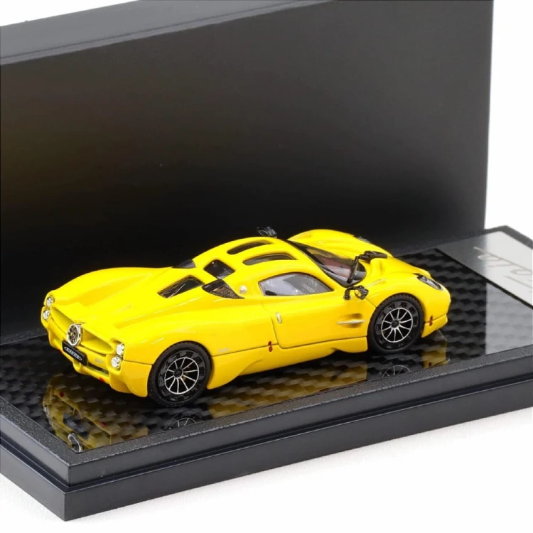 LCD Model Pagani Utopia Yellow 1:64 tył