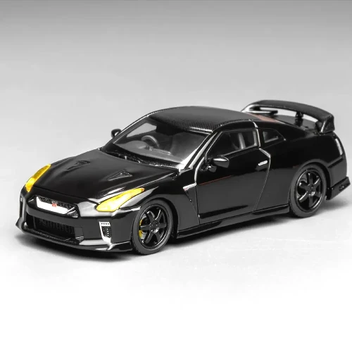 Motorhelix Nissan GT-R R35 Black Carbon with Customized Headlights 1:64 przód