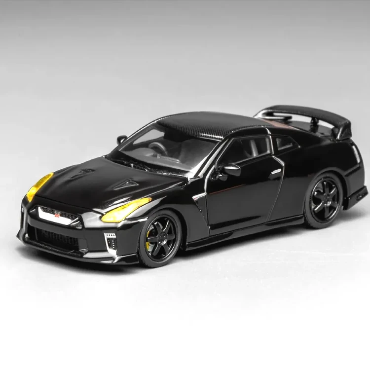 Motorhelix Nissan GT-R R35 Black Carbon with Customized Headlights 1:64 przód