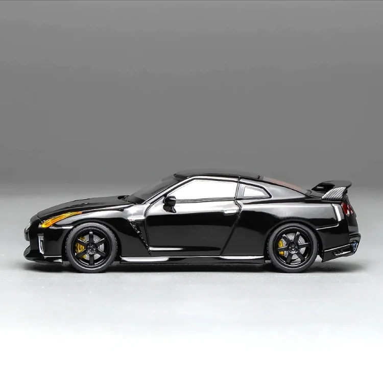 Motorhelix Nissan GT-R R35 Black Carbon with Customized Headlights 1:64 bok