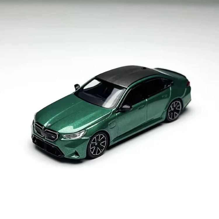 Mini GT BMW M5 Isle of Man Green Metallic - 1:64 przód