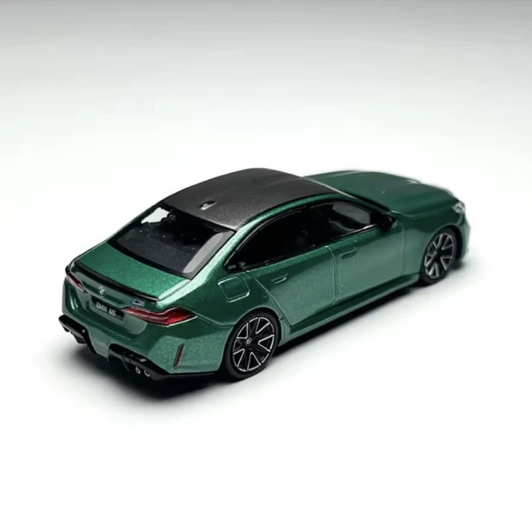 Mini GT BMW M5 Isle of Man Green Metallic - 1:64 bok