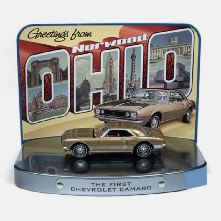 Johnny Lightning 1967 Chevrolet Camaro - Gold 1:64 przód