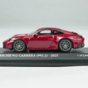 Minichamps64 Porsche 911 992 Carrera Carmine Red 1:64 bok