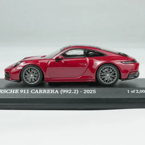 Minichamps64 Porsche 911 992 Carrera Carmine Red 1:64 bok