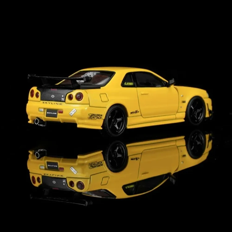 PREORDER Motorhelix Nissan Skyline GT-R (R34) Customized with GT Aero Kit, Lightning yellow 1:64 tył detal