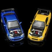 PREORDER Motorhelix Nissan Skyline GT-R (R34) Customized with GT Aero Kit, Lightning yellow 1:64 scena