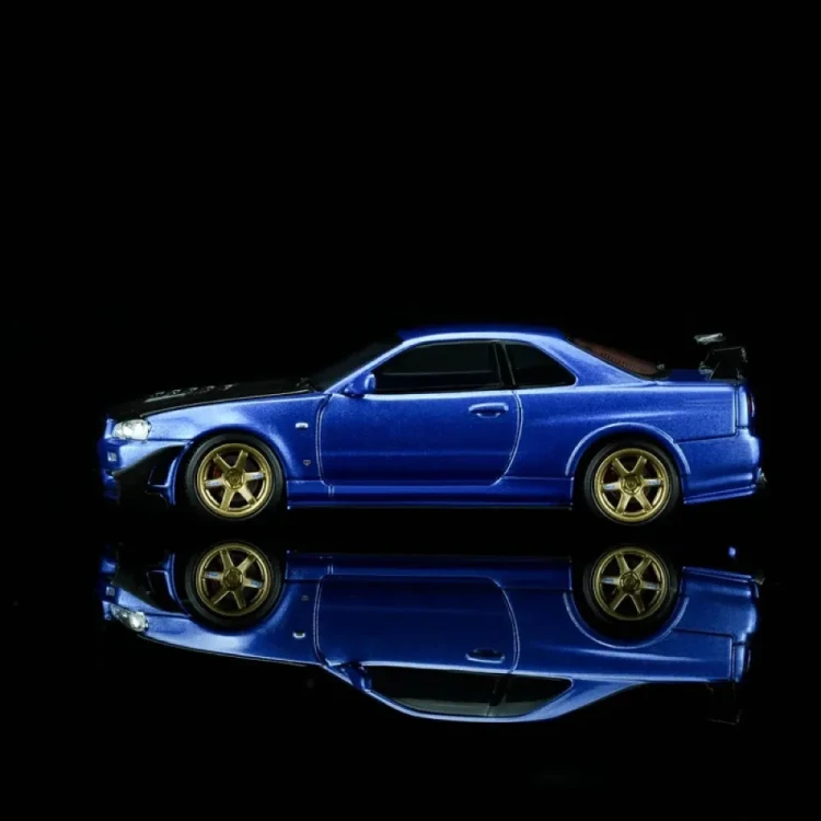PREORDER Motorhelix Nissan Skyline GT-R (R34) Customized with GT Aero Kit, Bayside blue 1:64 bok