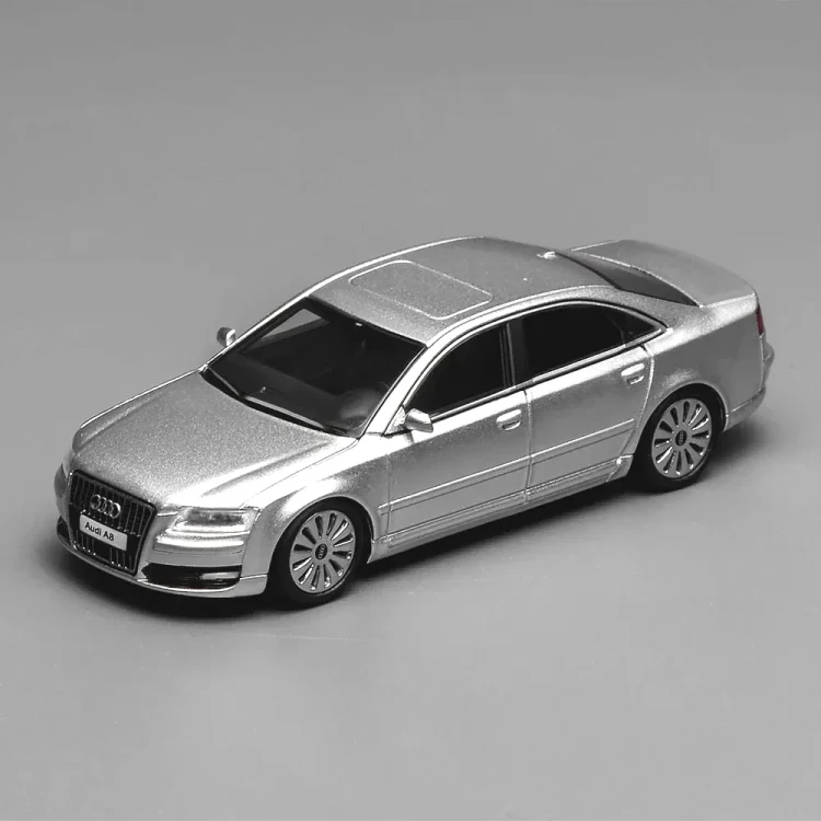 Motorhelix Audi S8 D3 Ice Silver Metallic 1:64 przód