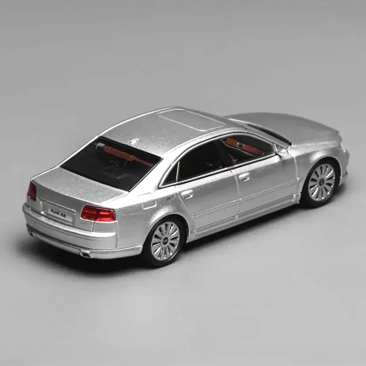 Motorhelix Audi S8 D3 Ice Silver Metallic 1:64 tył