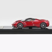 LCD Model Pagani Utopia Red 1:64 bok