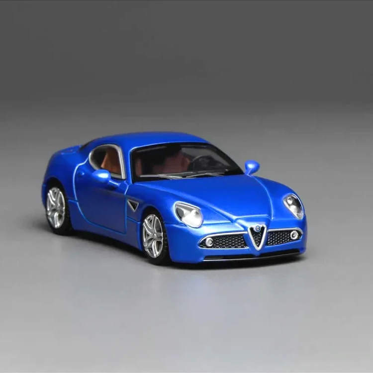 Motorhelix Alfa Romeo 8C Competizione 2008 Blu Magnetico Met 1:64 przód