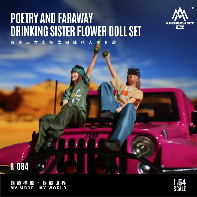 MoreArt Figurki POETRY AND FARAWAY DRINKING SISTER FLOWER DOLL SET 1:64 bok scena detal