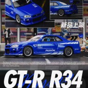 Time Micro Nissan Skyline GT-R R34 Blue Livery 1:64 bok scena