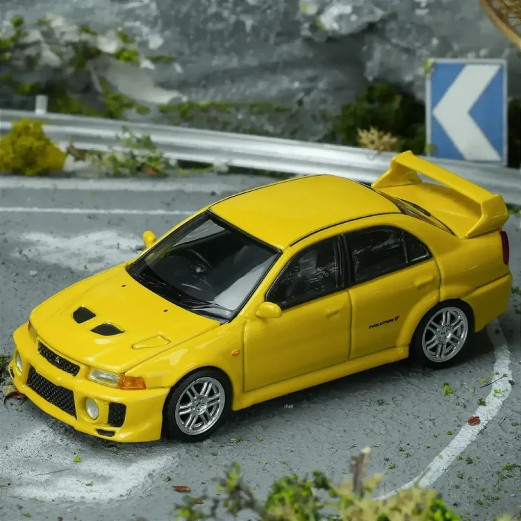 Motorhelix Mitsubishi Lancer Evolution V GSR Dandelion Yellow 1:64 przód