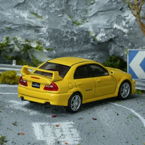 Motorhelix Mitsubishi Lancer Evolution V GSR Dandelion Yellow 1:64 tył