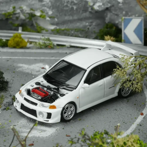 Motorhelix Mitsubishi Lancer Evolution V GSR Scotia White 1:64 przód