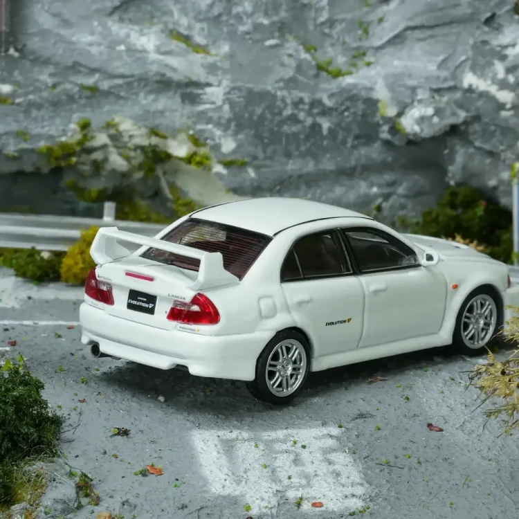 Motorhelix Mitsubishi Lancer Evolution V GSR Scotia White 1:64 tył