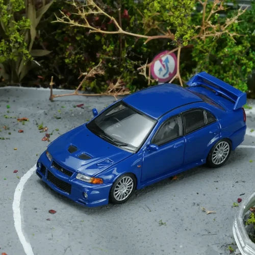 Motorhelix Mitsubishi Lancer Evolution VI GSR Issel Blue Pearl 1:64 przód