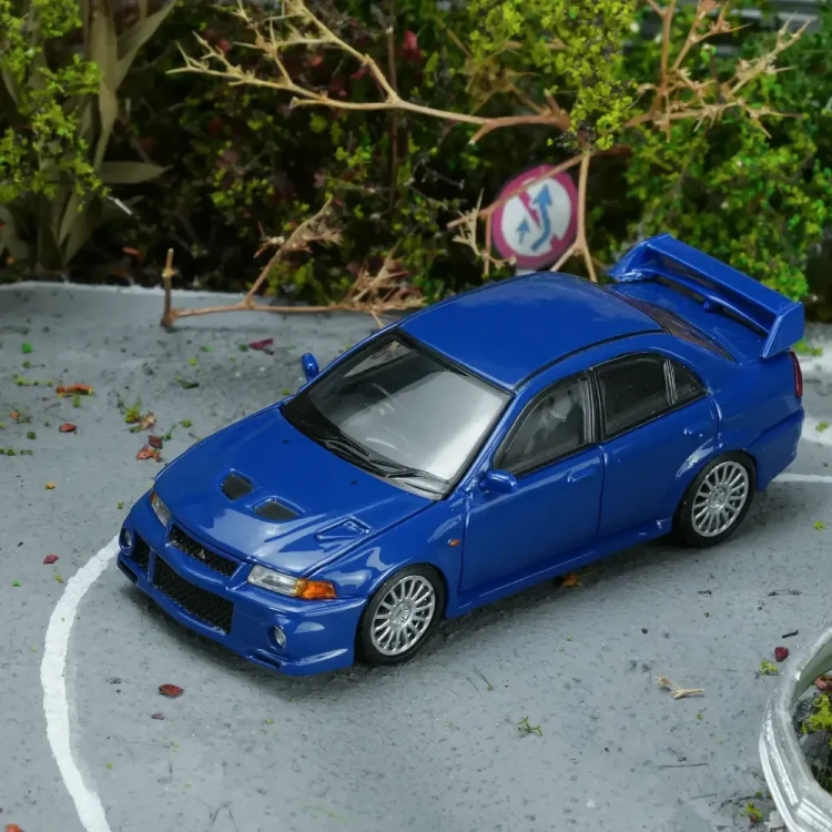 Motorhelix Mitsubishi Lancer Evolution VI GSR Issel Blue Pearl 1:64 przód