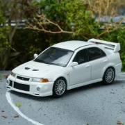 Motorhelix Mitsubishi Lancer Evolution VI GSR Scotia White 1:64 przód