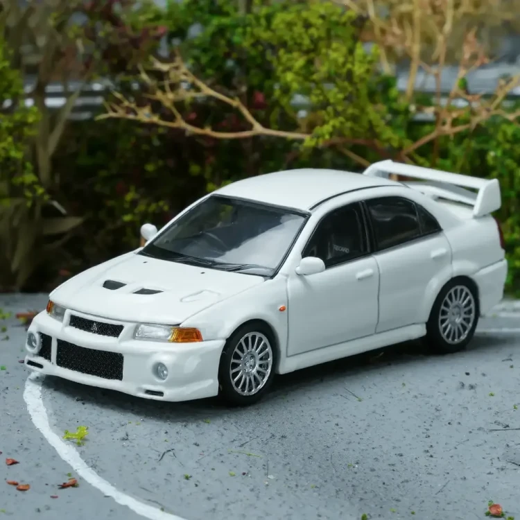 Motorhelix Mitsubishi Lancer Evolution VI GSR Scotia White 1:64 przód