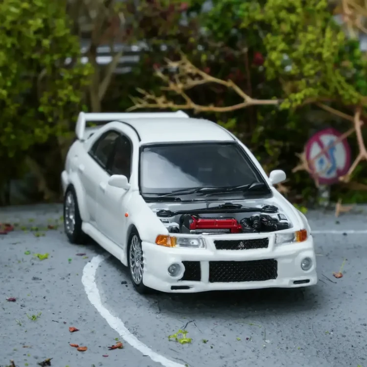 Motorhelix Mitsubishi Lancer Evolution VI GSR Scotia White 1:64 przód detal