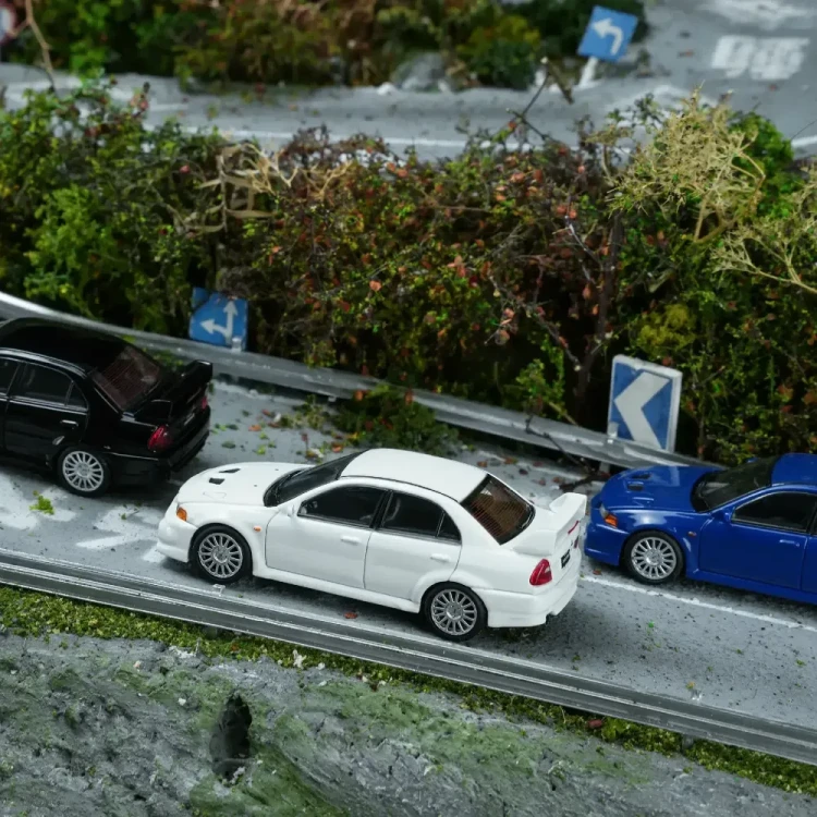 Motorhelix Mitsubishi Lancer Evolution VI GSR Scotia White 1:64 scena