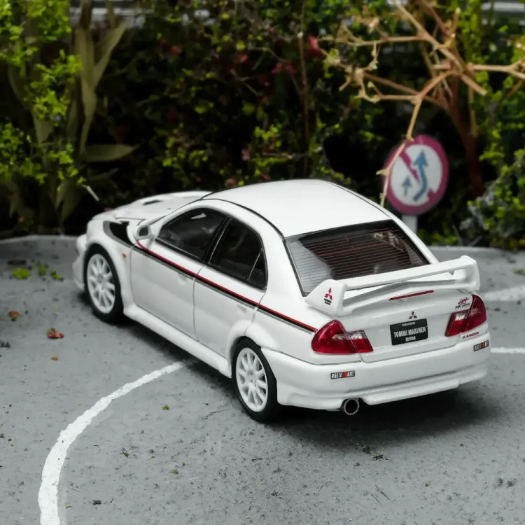 Motorhelix Mitsubishi Lancer Evolution VI GSR T.M.E Scotia White 1:64 tył