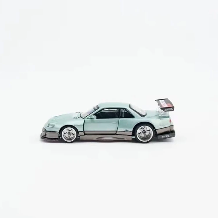 MINI GT Kaido House Nissan Silvia S13-R Kaido Works V1 ADVAN Green 1:64 bok