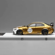 Motorhelix Alfa Romeo Giulia GTAm Montreal Gold/ Livery resin MH64009G 1:64 bok