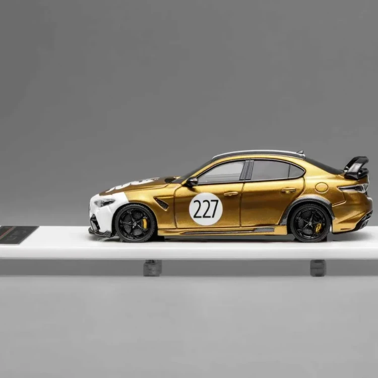 Motorhelix Alfa Romeo Giulia GTAm Montreal Gold/ Livery resin MH64009G 1:64 bok