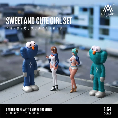 MoreArt Kaws Doll &amp; Bear – Zestaw Figurek żywica 1:64 bok